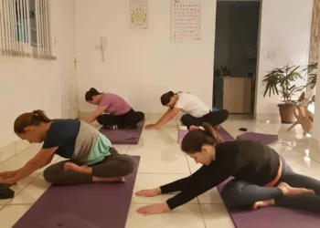 A yogaterapia nasceu da junção dos fundamentos da prática do yoga com a medicina, e tem finalidade de aliviar e curar doenças como a ansiedade e a depressão. (Foto: Rede Social)
