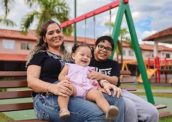 Mãe e filho conversam e conseguem ir juntos às terapias sensoriais e outras demandas do Pedro. Foto: José Caminha/Secom.