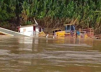 MMA confirma vazamento de óleo na Reserva Alto Tarauacá após naufrágio de balsa no Acre