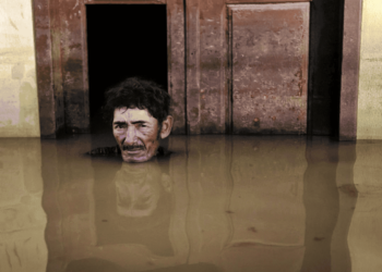 Fotografia que compõe o livro: João Pereira de Araújo, morador do Taquari, durante cheia do Rio Acre em março de 2015. (Foto: Gideon Mendel).