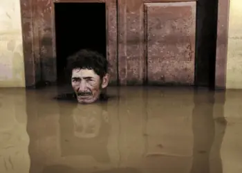 Fotografia que compõe o livro: João Pereira de Araújo, morador do Taquari, durante cheia do Rio Acre em março de 2015. (Foto: Gideon Mendel).