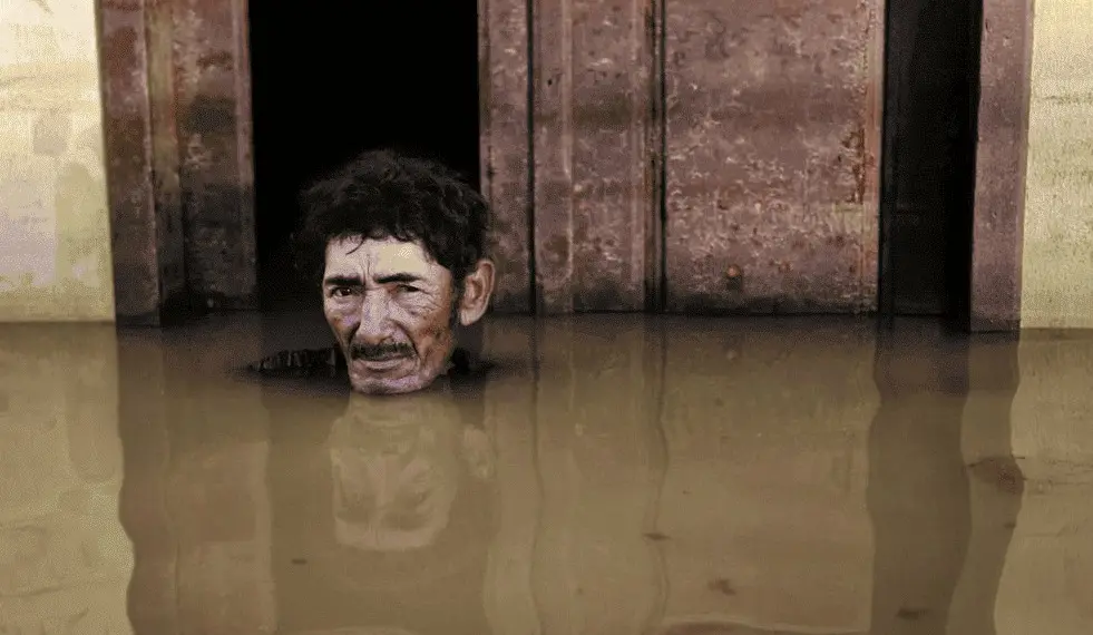 Fotos tiradas durante enchente no Acre são publicadas em livro internacional de fotografia sobre crises climáticas 1 Fotografia que compõe o livro: João Pereira de Araújo, morador do Taquari, durante cheia do Rio Acre em março de 2015. (Foto: Gideon Mendel).
