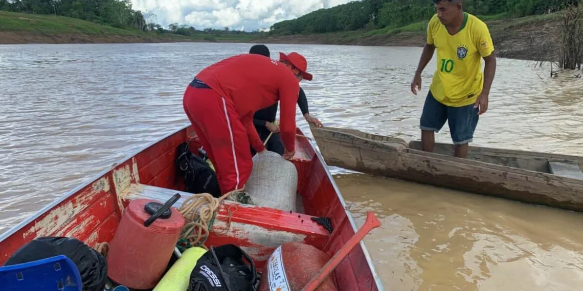 Ribeirinhos perdem produção após barco afundar com 10 sacas de açaí