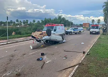 Jovem sem CNH fica ferido após perder controle do carro e capotar em Rio Branco