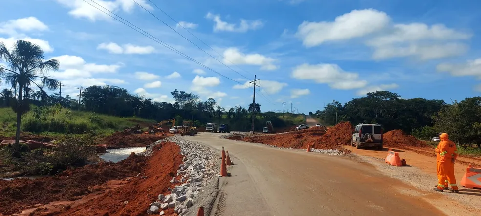 Dnit continua com obras na BR-364 após cratera se abrir durante forte chuva no AC — Foto: Murilo Lima/Rede Amazônica