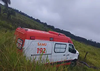 Ambulância do Samu bate em buraco e motorista perde controle do veículo na BR-364