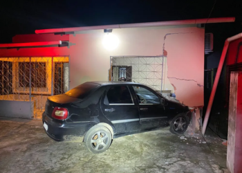 Com CNH vencida desde 2020 e embriagada, jovem tenta atropelar namorado, mas derruba muro no interior do Acre — Foto: Asscom/PM
