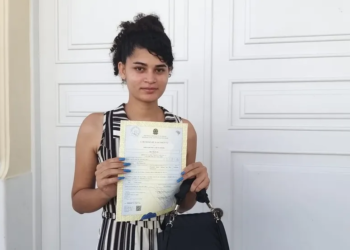 Williane Silva de Oliveira pegou a certidão de nascimento com o nome social nesse sábado (13) — Foto: Eldérico Silva/Rede Amazônica