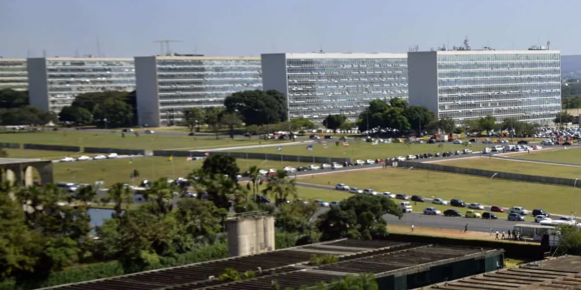 Brasília -  Para evitar confrontos entre manifestantes pró e contra impeachment a Secretaria de Segurança Pública do Distrito Federal definiu divisão de espaço na Esplanada dos Ministérios (José Cruz/Agência Brasil)