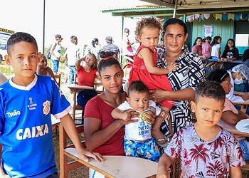 Moradora da comunidade, Maria Gleiciane Aguiar levou toda a família para a ação integrada da Semulher. Foto: Marcos Vicentti/Secom