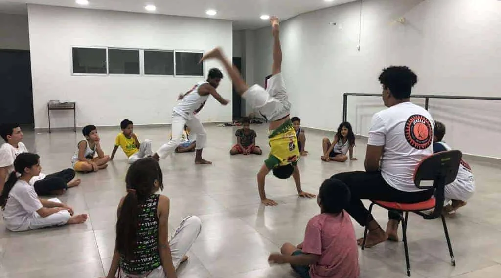 Prefeitura leva aulas gratuitas de capoeira para crianças e adolescentes no Centro da Juventude
