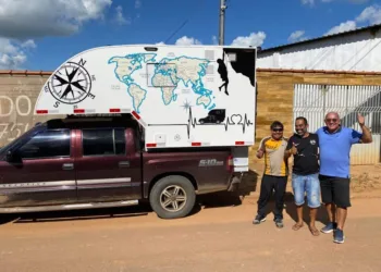 Na foto, à esquerda, Márcio, o idealizador do motorhome. Foto: Arquivo pessoal