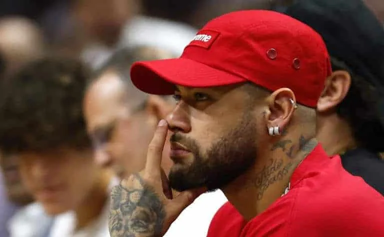Modelo internacional vaza print de conversa com Neymar e detona o craque: "Se você tem namorada..."
© Getty Images