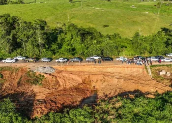 Políticos e gestores públicos viajam pela BR-364 até Cruzeiro do Sul para fiscalizar obras na rodovia