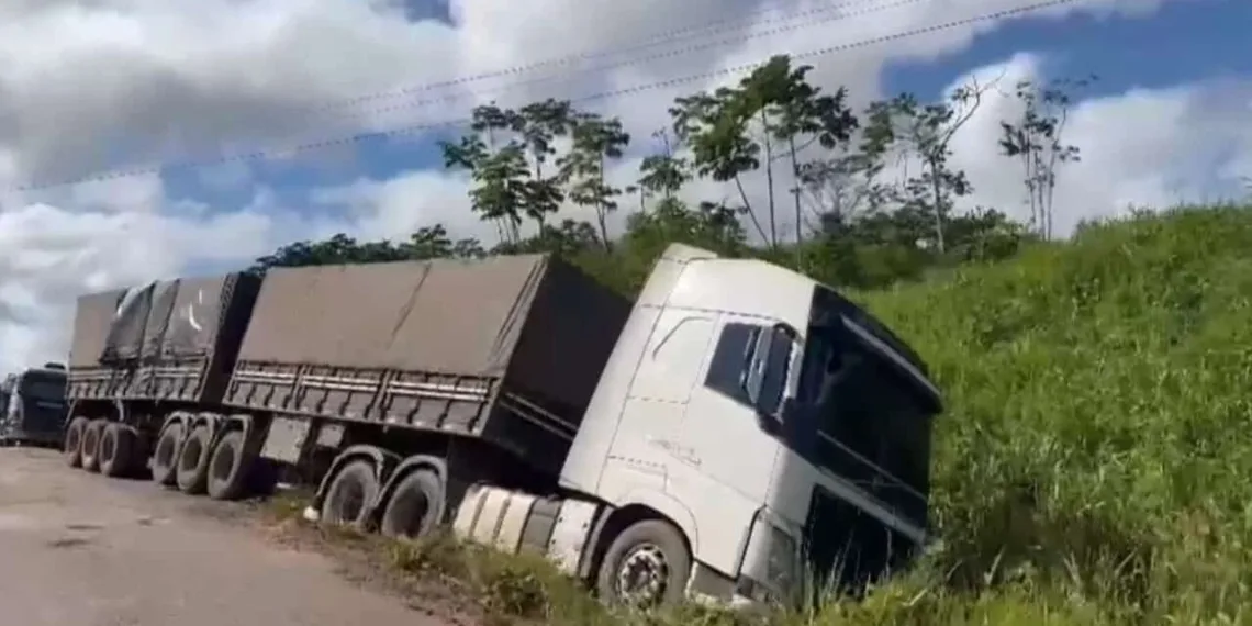 Carreta tomba na BR-364 entre Feijó e Tarauacá