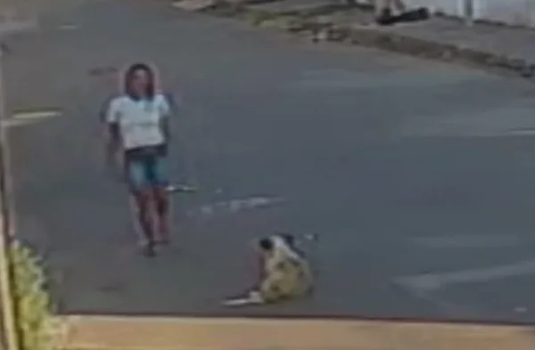 Mulher é flagrada tentando chutar cachorro de rua e ameaça: 'vou matar ele'