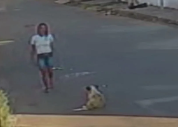Mulher é flagrada tentando chutar cachorro de rua e ameaça: 'vou matar ele'