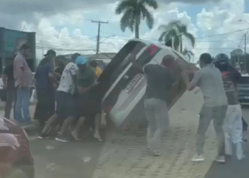 Mulher perde controle do carro, bate em outro veículo e capota na Via Chico Mendes