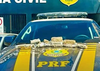 PRF prende mulher de 19 anos transportando droga em táxi no Acre