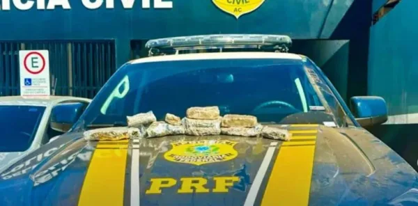 PRF prende mulher de 19 anos transportando droga em táxi no Acre