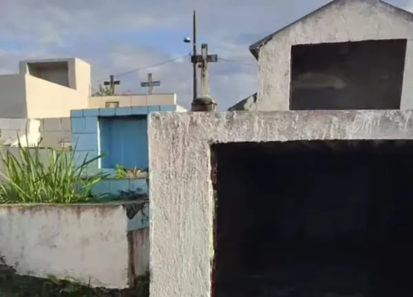 No Acre, moradores de rua 'vivem' em cemitério e dormem em catacumbas