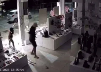 Dupla de assaltantes invade e furta produtos da loja Sapatinho de Luxo