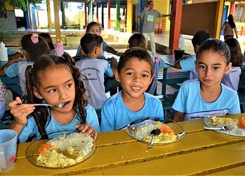 Wirla: “A alimentação que vem para a instituição tem sido suficiente para atender os 420 alunos” (Foto: Evandro Derze/Assecom)