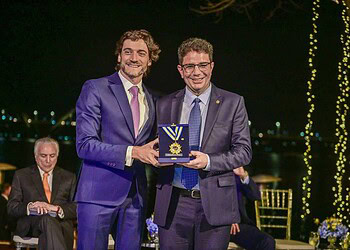 Governador Gladson Cameli recebe medalha das mãos do presidente da Anape, Vicente Martins. Foto: Diego Guegel/Secom
