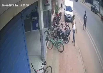 Vídeo de mulher furtando bicicleta na Sobral viraliza: 'pegou sem querer'