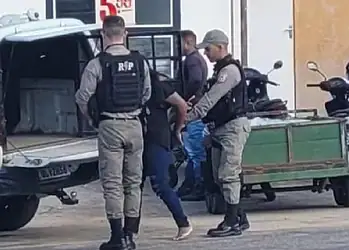 Mulher traída é presa após agredir amante do marido dentro de supermercado no Acre