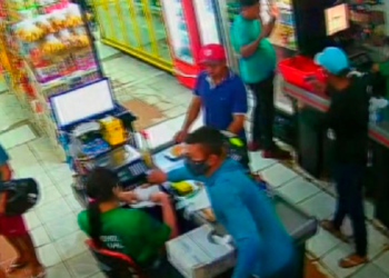 Bandidos roubam mais de R$ 7 mil de mercantil e câmeras flagram momento do assalto