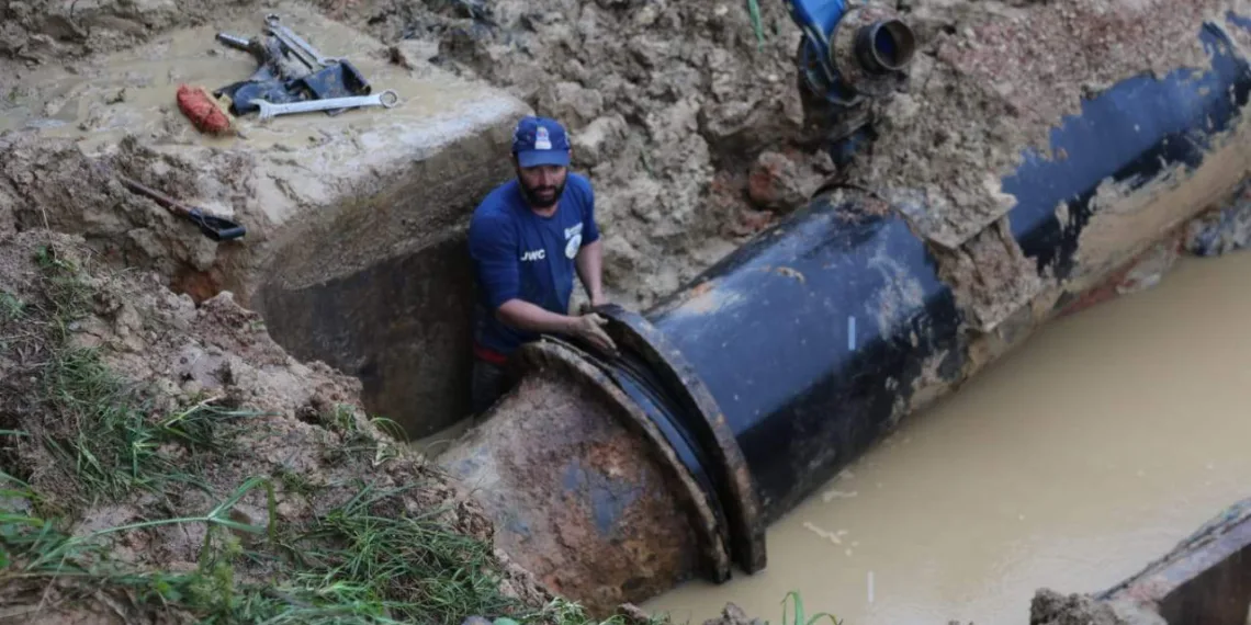 Rompimento de adutora compromete abastecimento de água em 53 bairros de Rio Branco; veja a lista
