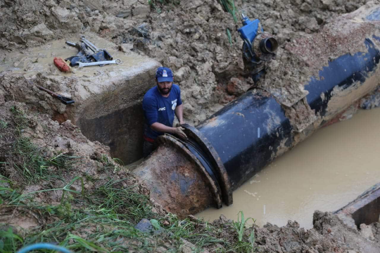 Homem compartilha água no Araçá. Até gente de outros bairros vão lá