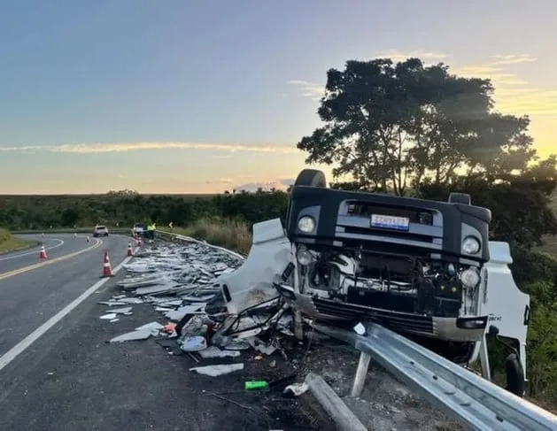 Pai perde filho de vista em estrada do ES, volta e encontra jovem morto em acidente