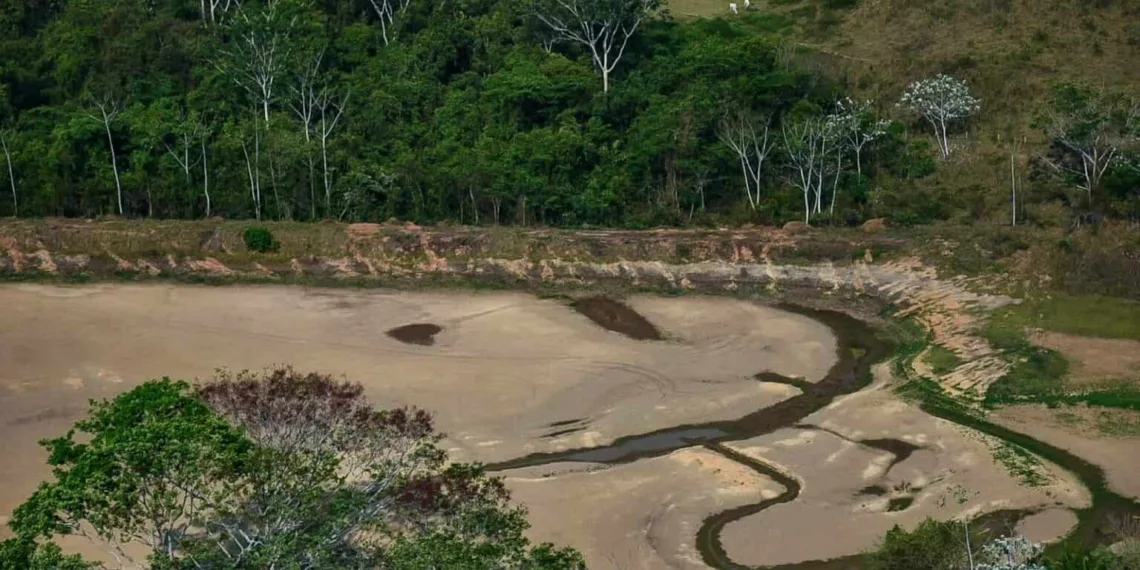 Em outubro de 2022, o açude que abastece o município secou totalmente com a falta de chuvas. Foto: Clemerson Ribeiro