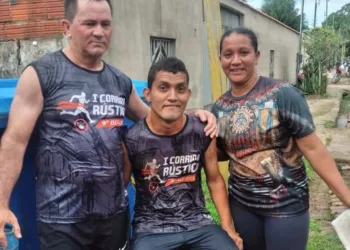 No Acre, jovem com paralisia cerebral supera limitações e conclui 5 km de corrida com obstáculos; assista