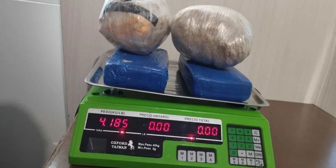 Passageiro de táxi é preso levando mais de 4kg de drogas para Tarauacá