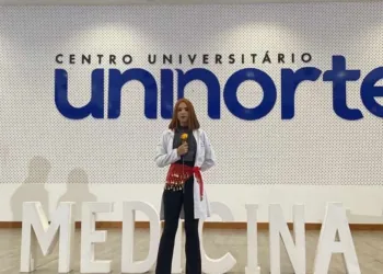 Estudante de Medicina homenageia madrinha espiritual da Umbanda em Cerimônia do Jaleco