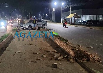 Homem perde controle e capota veículo com a família dentro na Via Chico Mendes