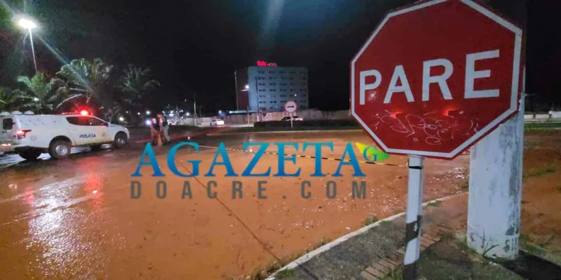 Adutora rompe na estrada Dias Martins e interrompe tráfego de veículos