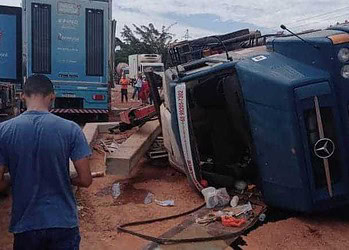 Caminhão carregado de postes de concreto tomba na BR-364 e motorista sofre traumatismo