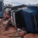 Caminhão carregado de postes de concreto tomba na BR-364 e motorista sofre traumatismo