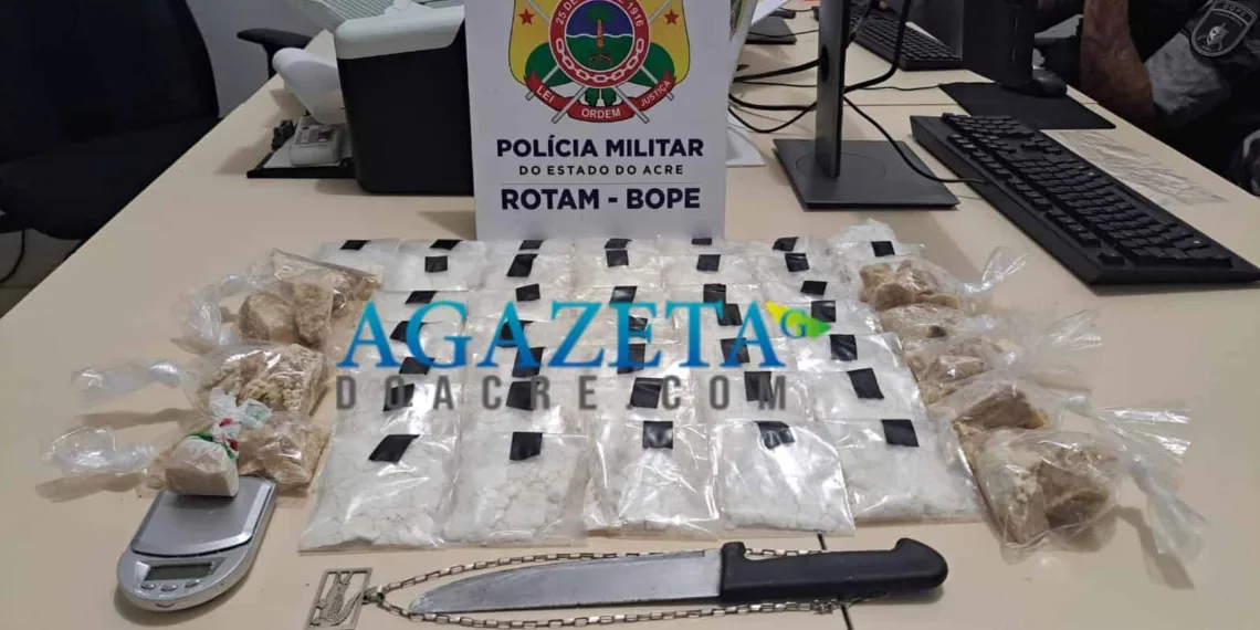 Polícia encontra drogas em terreno baldio no bairro Defesa Civil