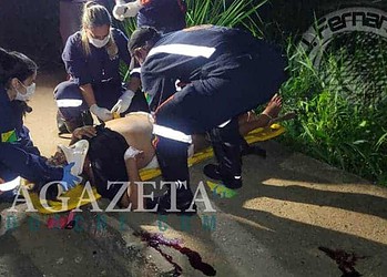 Mulher perde o controle de moto e sofre grave acidente na estrada da Floresta
