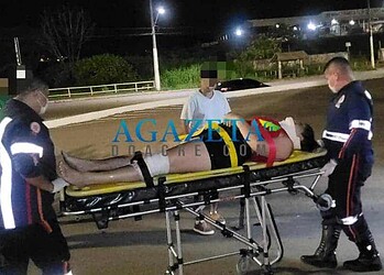 Mulher fica ferida após colidir contra moto na saída da loja Havan