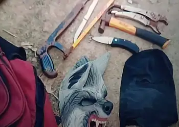 Criminoso com máscara de lobisomem invade residência e faz família de refém no Acre