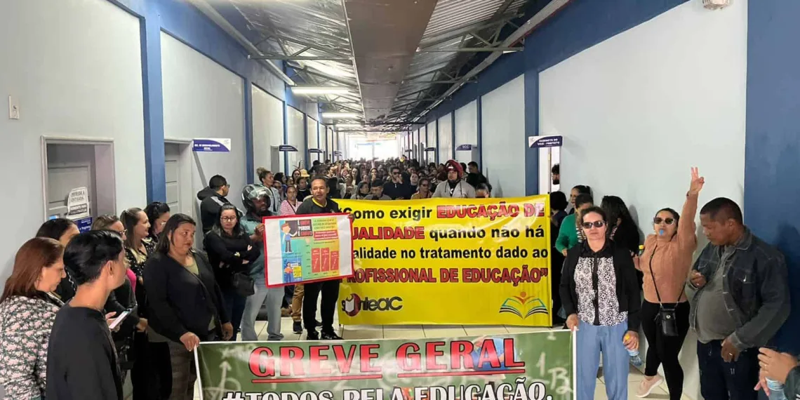 Reivindicando reajuste salarial, servidores da educação de Cruzeiro do Sul completam 20 dias em greve