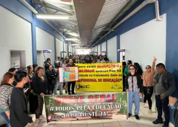 Em greve há 10 dias, servidores da educação ocupam sede da prefeitura em Cruzeiro do Sul