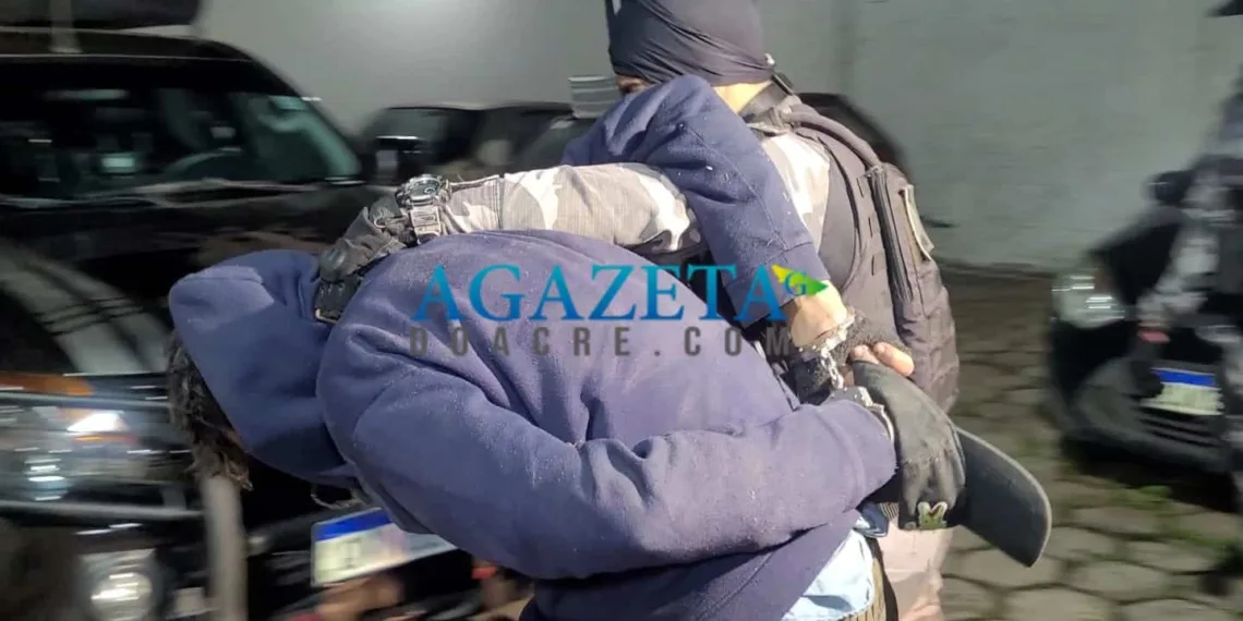 Polícia prende dupla por receptação de moto roubada e apreende arma