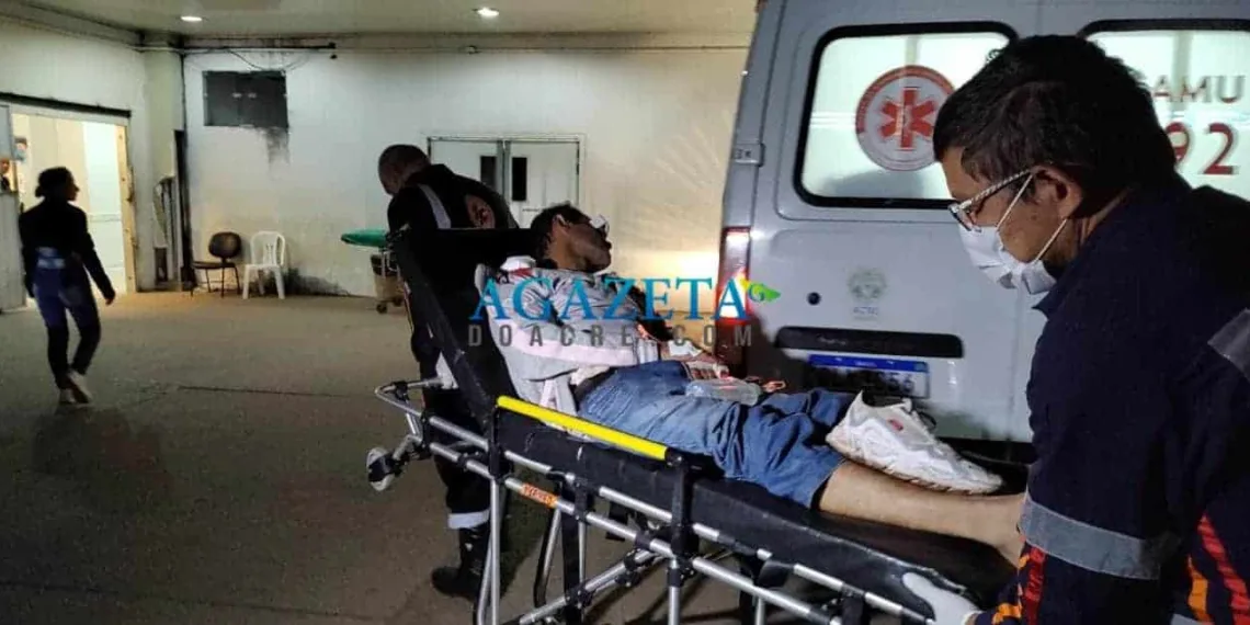 Desconhecido ataca homem a golpes de terçado em via pública